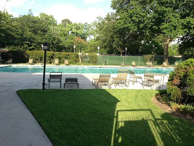 Building Photo - 10330 Briar Forest Dr