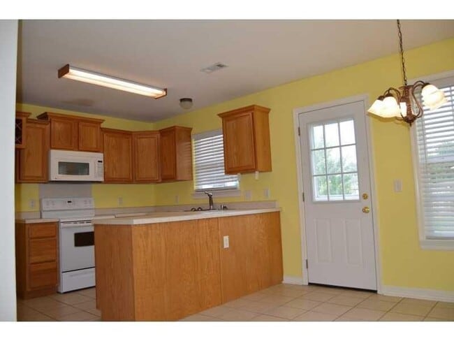 Building Photo - 2601 SW Aztec Pl