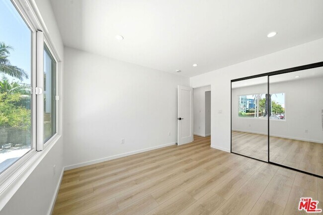 Building Photo - 333 6th Ave