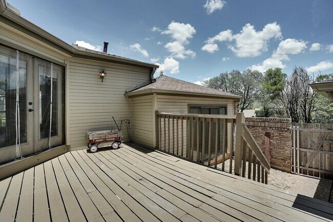 Building Photo - 6501 Cascada Dr