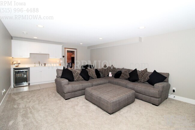 Building Photo - Over 2500 Square feet!!! 4 Bedroom, 2.5 Bath Home in Ankeny