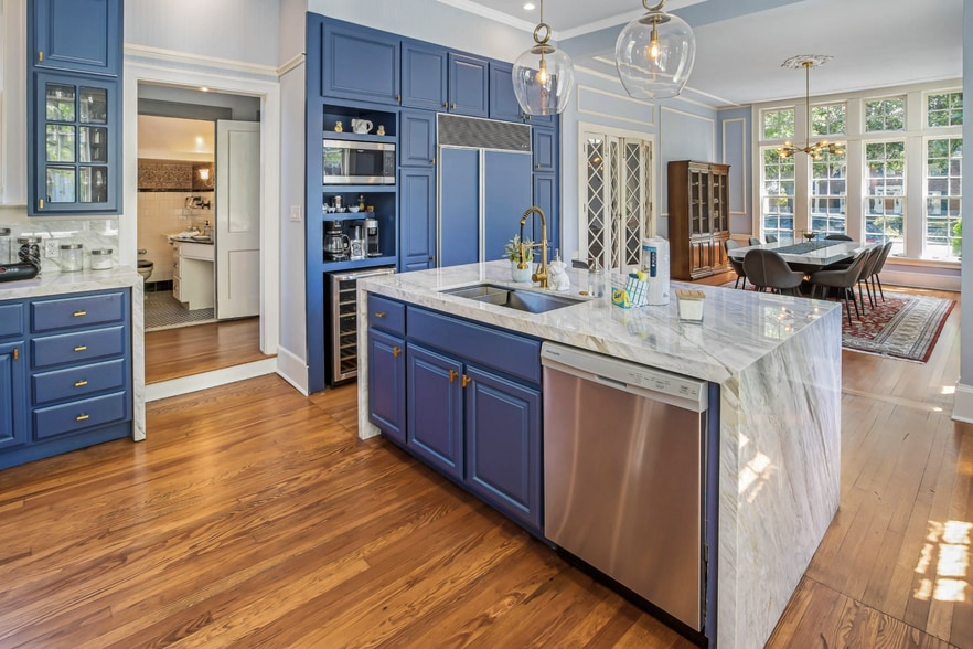 Building Photo - 624 E Victory Dr