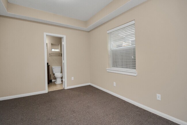 Building Photo - 1137 W 24th St