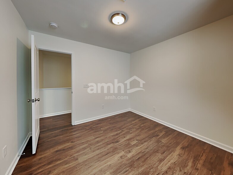 Building Photo - 204 Castlebrook Dr