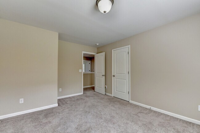 Building Photo - 707 Sand Ln SE