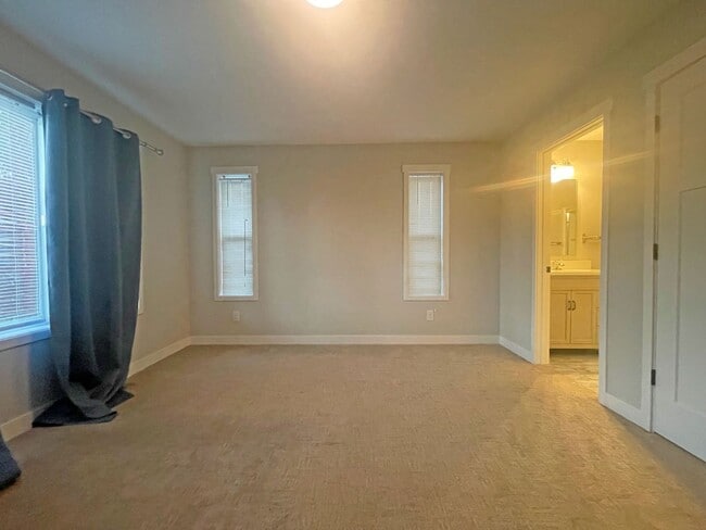 Building Photo - Spacious and Modern 4 Bedroom 3 Bath in Richfield is Pet Friendly!