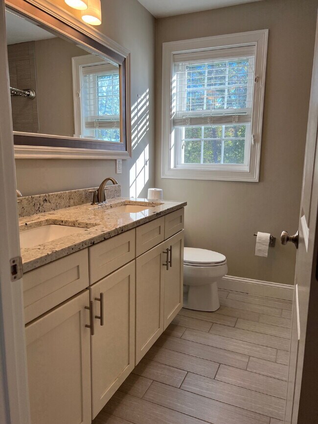 Building Photo - Gorgeous and newly renovated townhouse-sty...