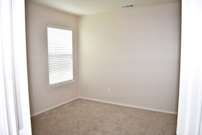 Building Photo - Wonderful 4-2-2 in N Ft. Worth, desirable ...
