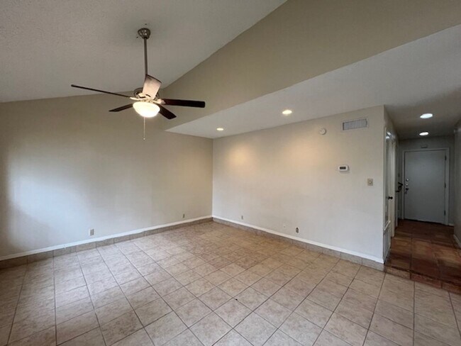 Building Photo - Quadrangle Townhome