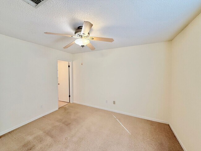 Building Photo - ??Spacious 3-Bedroom Home - Large Lot