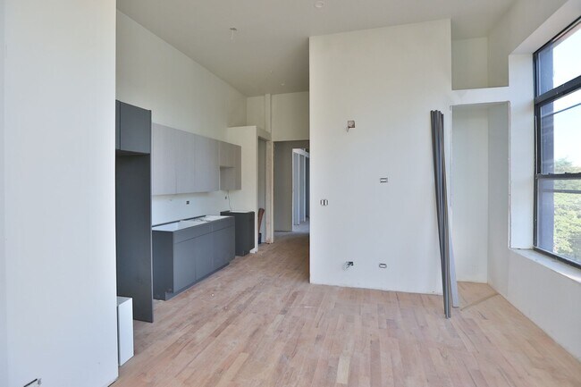 Building Photo - Brand New Studio in Wicker Park. 12' Ceili...