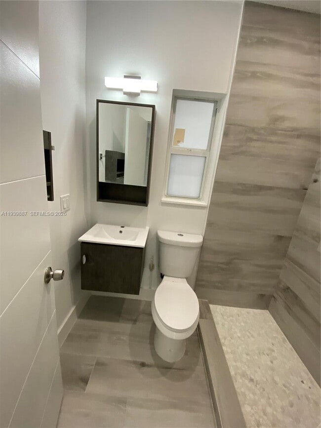 Building Photo - 837 SW 8th Ave