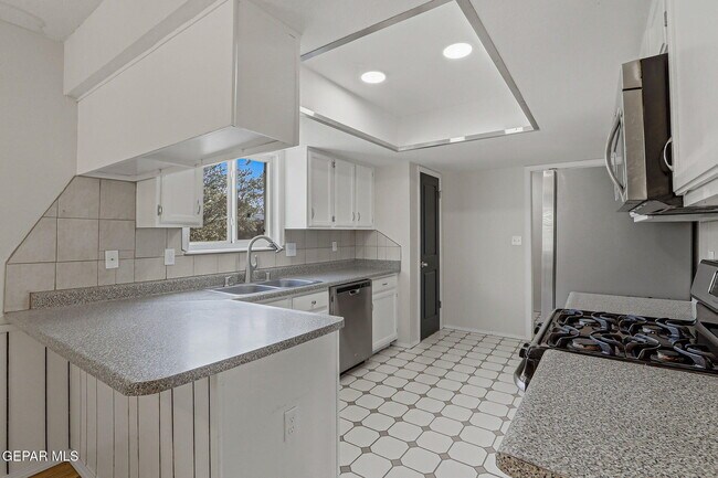 Building Photo - 604 La Chapa Ave