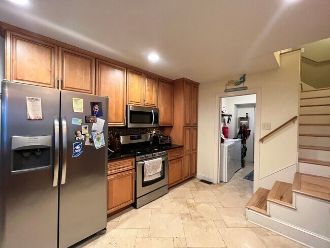 Building Photo - Spacious home with large yard & Detached G...