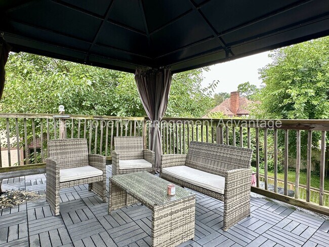 Building Photo - Charming Colonial-Style Home in the Desira...