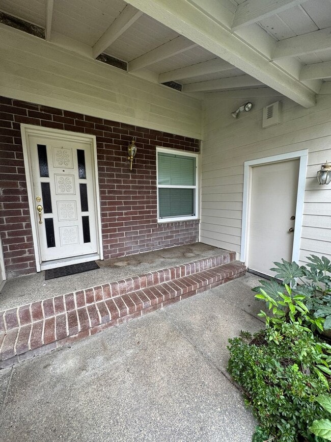 Building Photo - THREE BEDROOM TWO BATH  HOME in the Pocket...