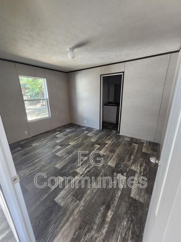 Building Photo - 711 Leasburg Rd