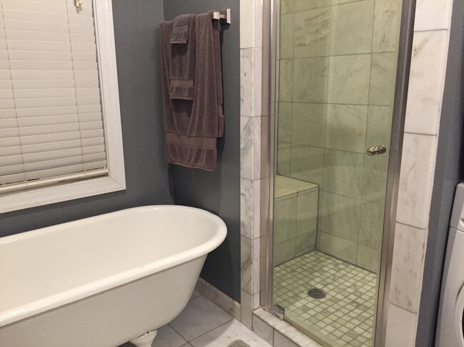 Upper level bathroom - 1208 Constitution Ave NE