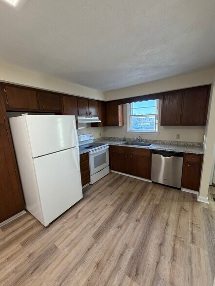 Building Photo - 16 Cherry St