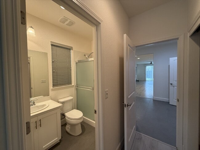 Building Photo - Modern 4-bedroom 3-bath available in Elk Grove