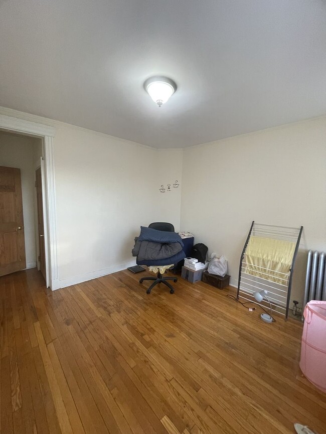 Building Photo - 2BR 1Bth unit. Heat/Hot Water included. Great location!