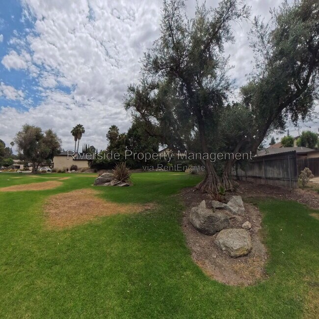 Building Photo - 5025 Pearblossom Dr