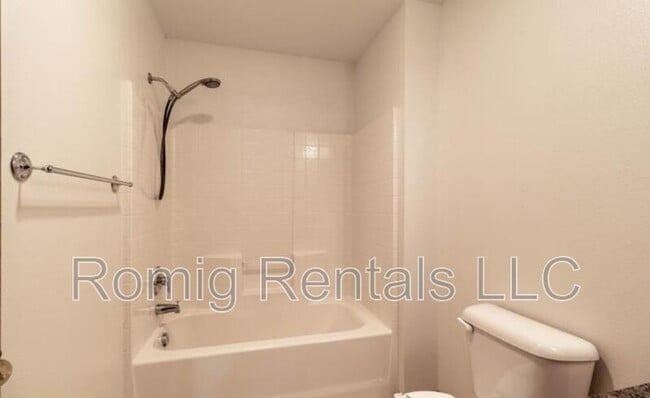 Building Photo - 8109 NE 36th Ct