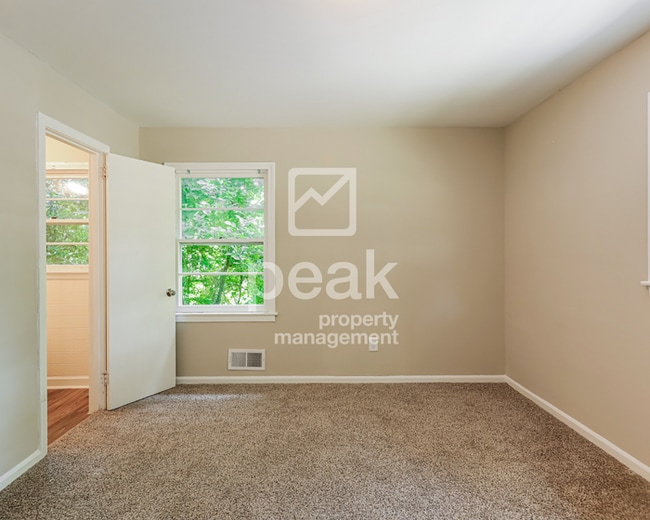 Building Photo - $1300! 3Bed/1Bath in Center Point! Available Now!