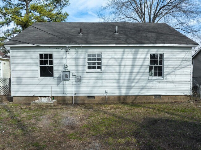 Building Photo - Freshly Updated 2 Bedroom House