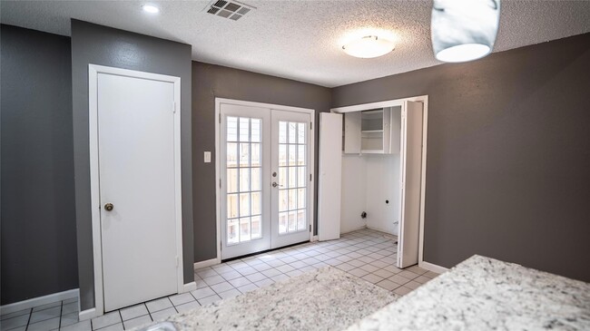 Building Photo - 10606 Topperwein Dr