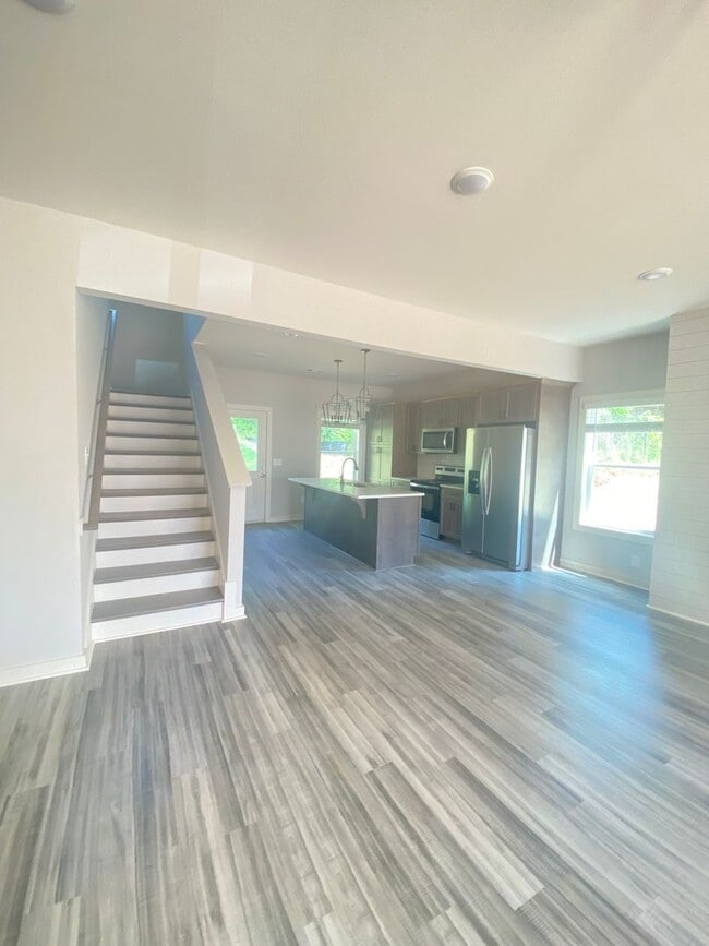 Building Photo - 5 Bed / 5 Bath Home – Available for Fall 2...
