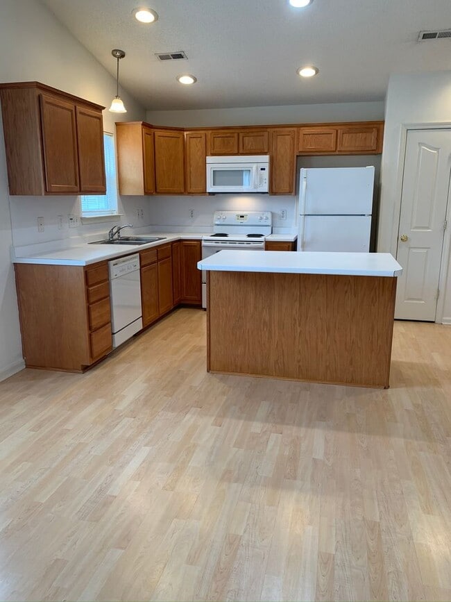 Building Photo - 132 Springwood Ln