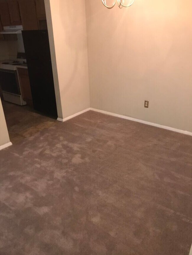 Building Photo - Nice 2 Bedroom 2 Bath Berkshire