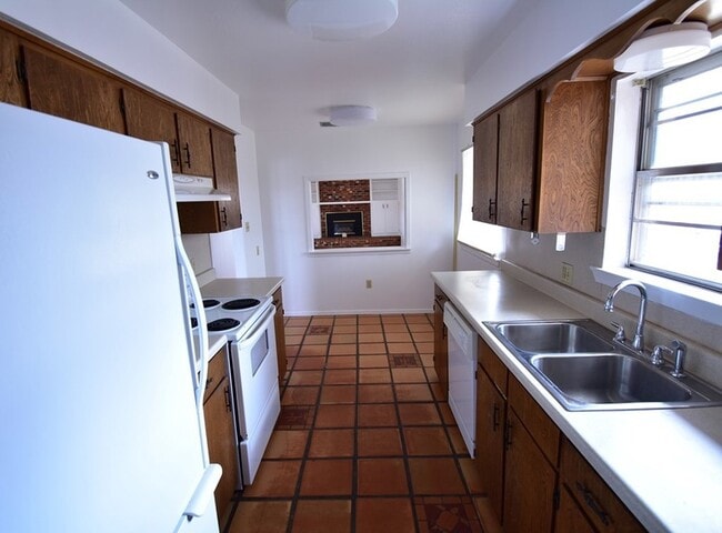 Building Photo - 800 N Cockrell St