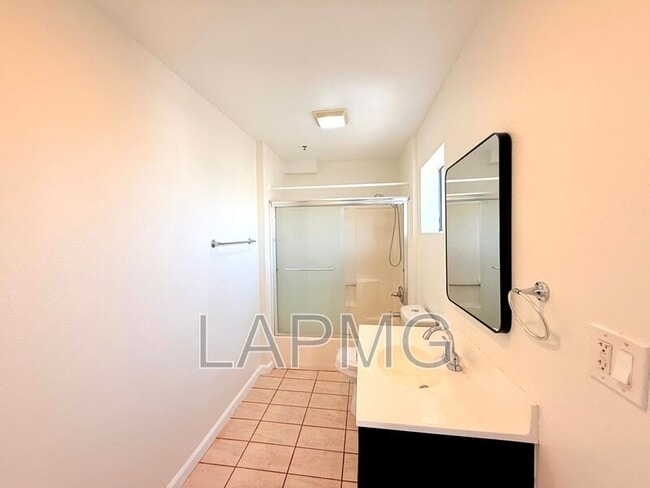 Building Photo - 432 N Kingsley Dr