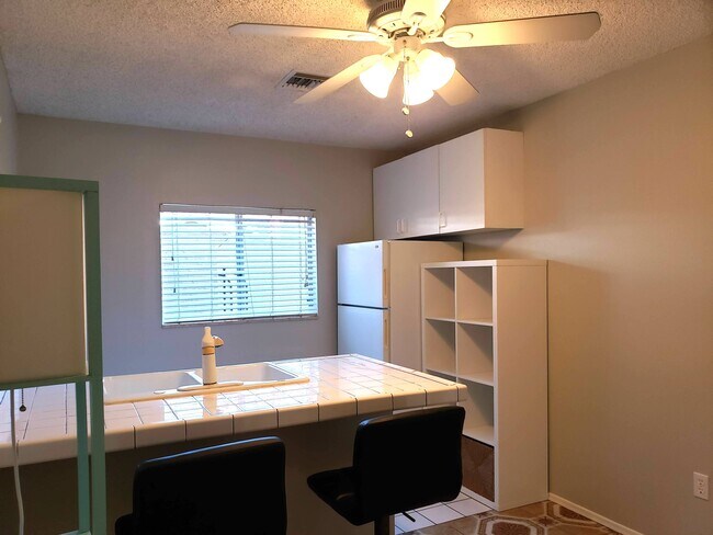 Building Photo - 5005-Side Studio