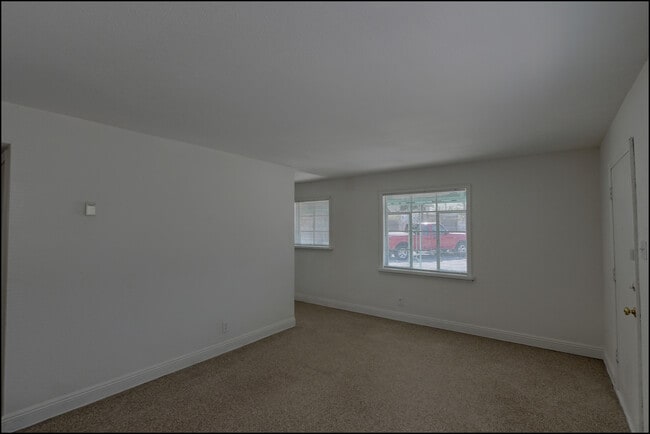 Building Photo - 810 Heisig Ave