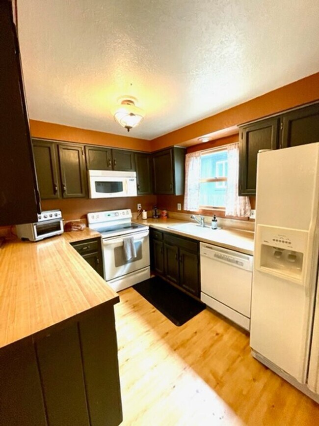 Building Photo - Single Level Westside Home with fabulous backyard!!