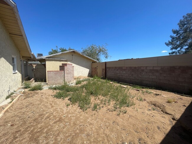 Building Photo - Quartz Hill 3 Bedroom 2 Bathroom
