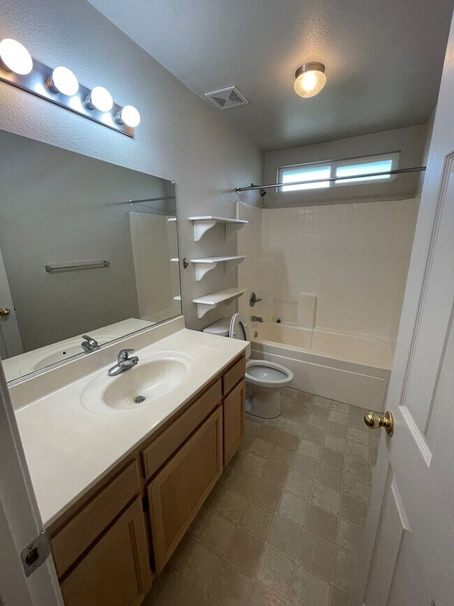 Building Photo - Large 3 Bed 2 Bath Home With Fenced Backyard and Private Garage!