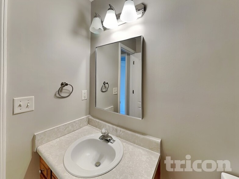 Building Photo - 12264 Crestwood Ct