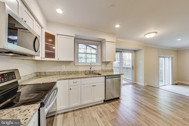 Building Photo - 12004 Montrose Village Terrace