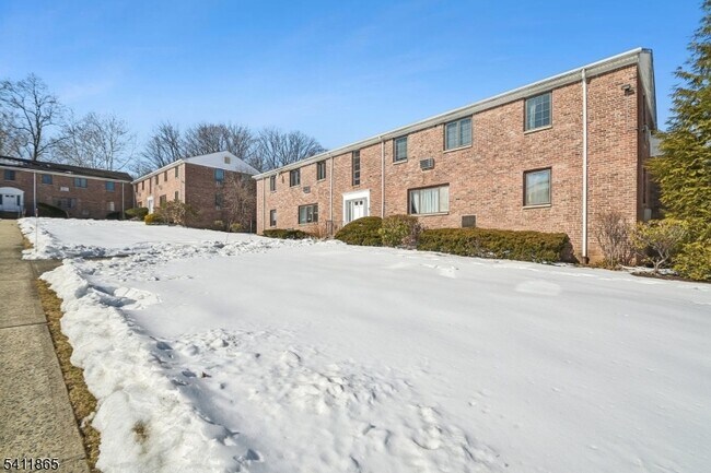 Building Photo - 16 Troy Dr