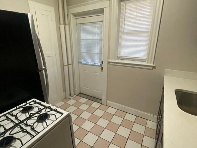 Building Photo - 81 Whiting St