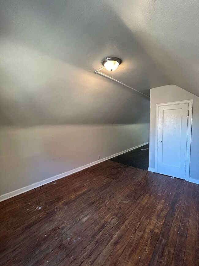 Building Photo - Charming 2-Bedroom, 1-Bathroom Home – $1,2...