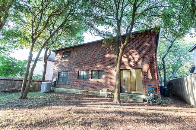 Building Photo - Spacious 4BD/2.5BA Two-Story Home with Lar...