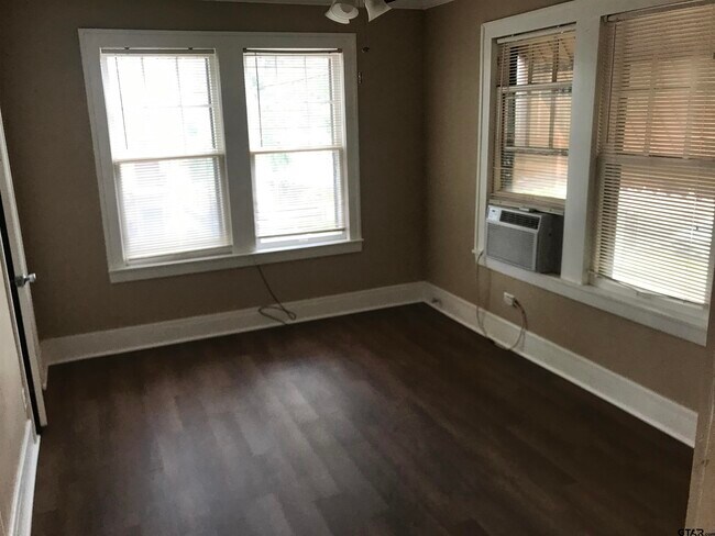 Building Photo - 208 W Phillips St