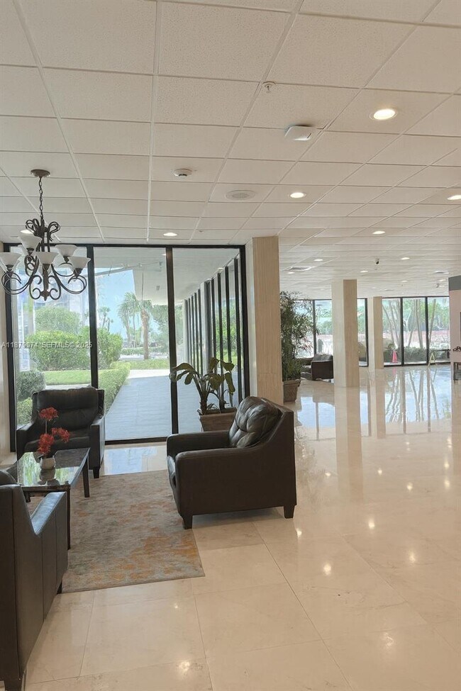 Building Photo - 400 Kings Point Dr