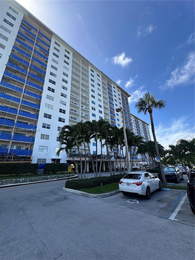 Building Photo - 400 Kings Point Dr