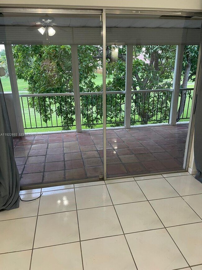 Building Photo - 3141 N Palm Aire Dr